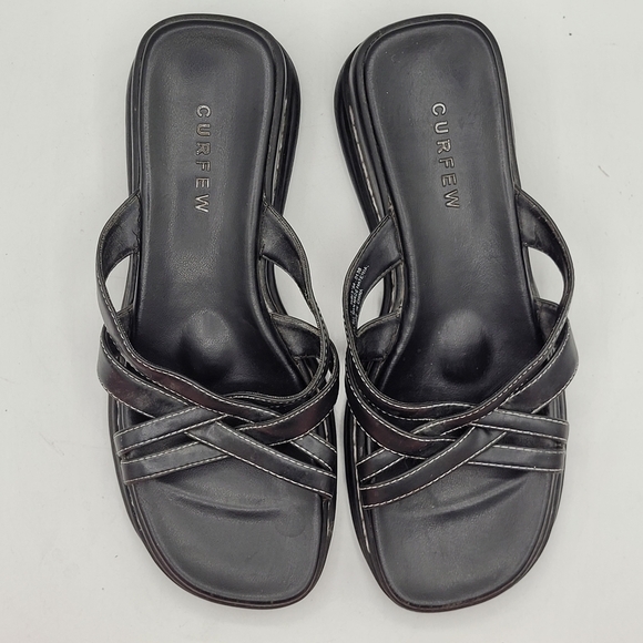 Curfew black leather 2.25" wedge slide sandals W/ criss-cross straps Size 7.5 - Picture 3 of 16